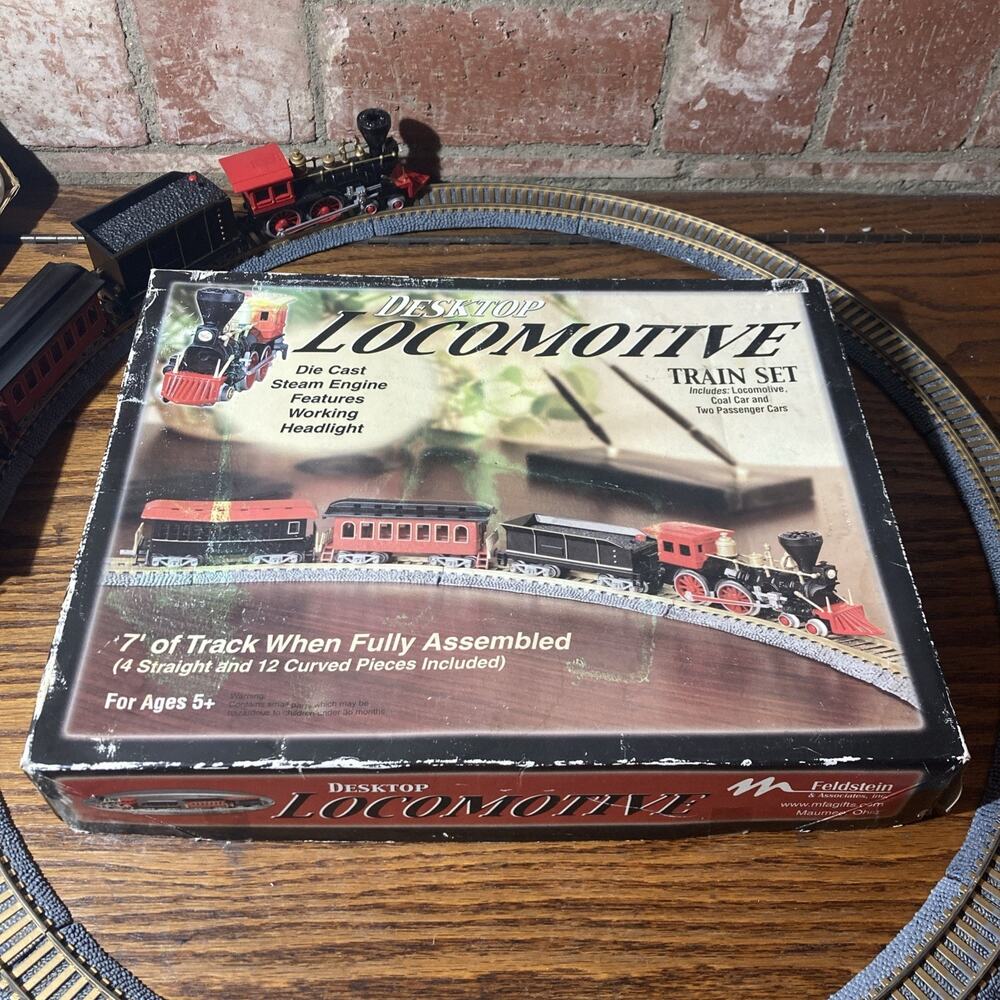 Feldstein-Desktop-Die cast-Locomotive Train Set w/Working Headlights